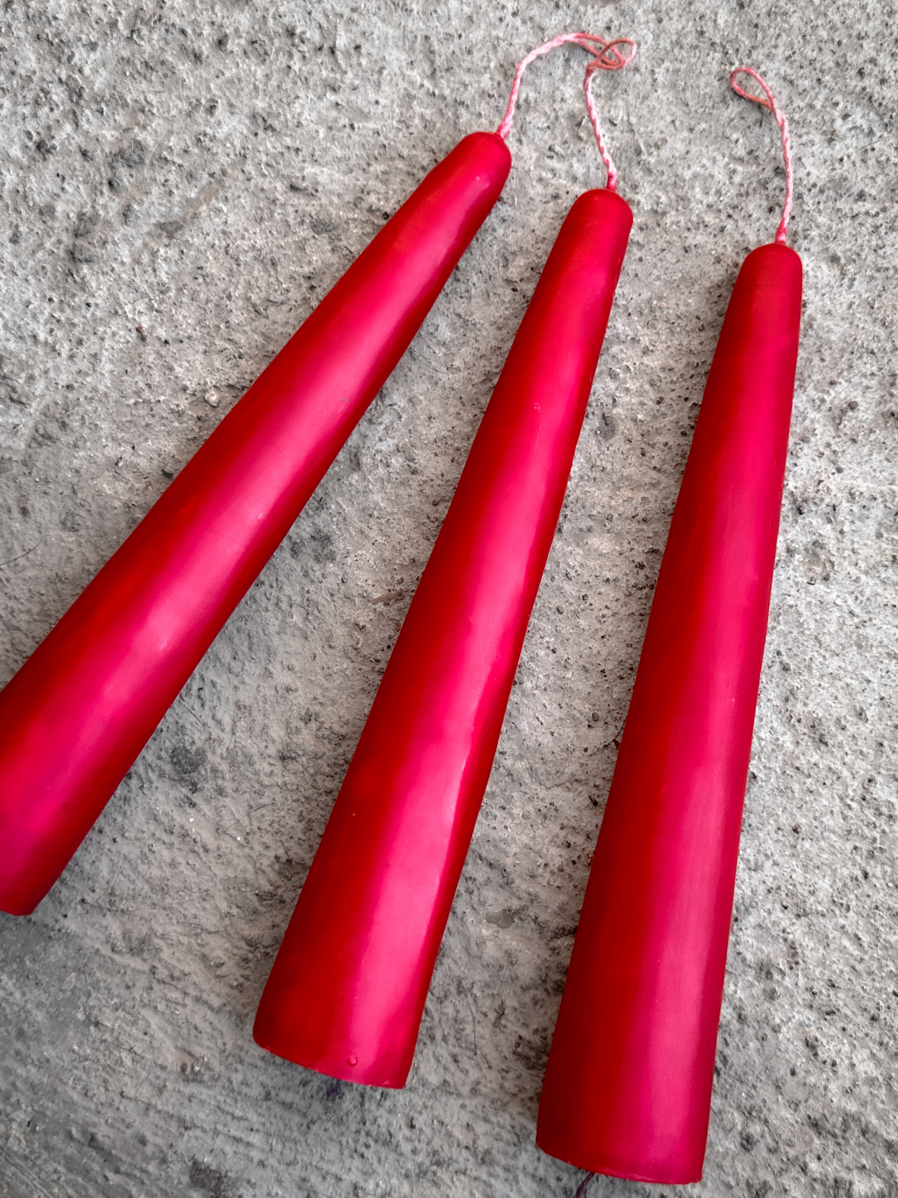 Juego de 3 velas cónicas de cera de abejas Rojas