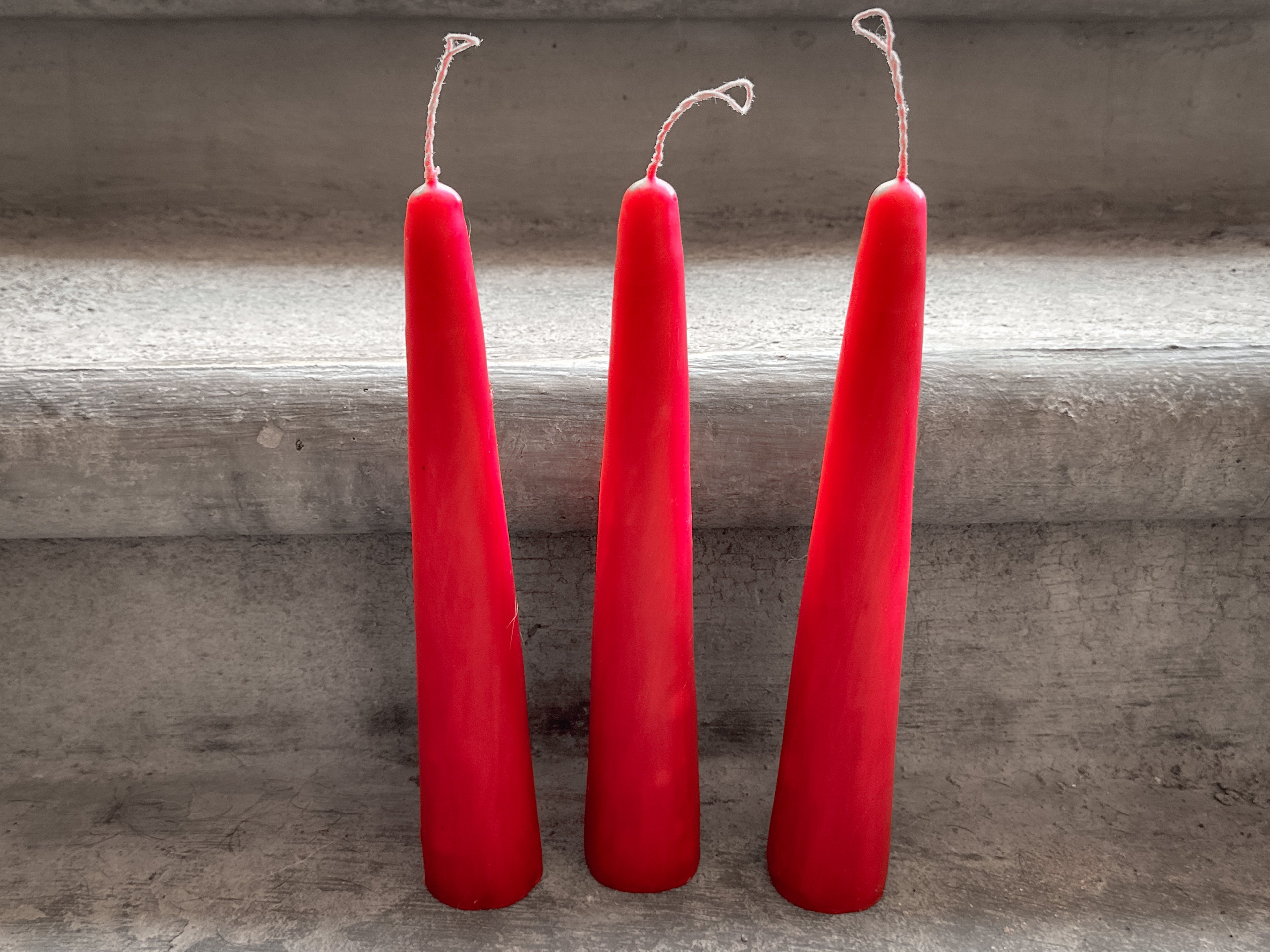 Juego de 3 velas cónicas de cera de abejas Rojas