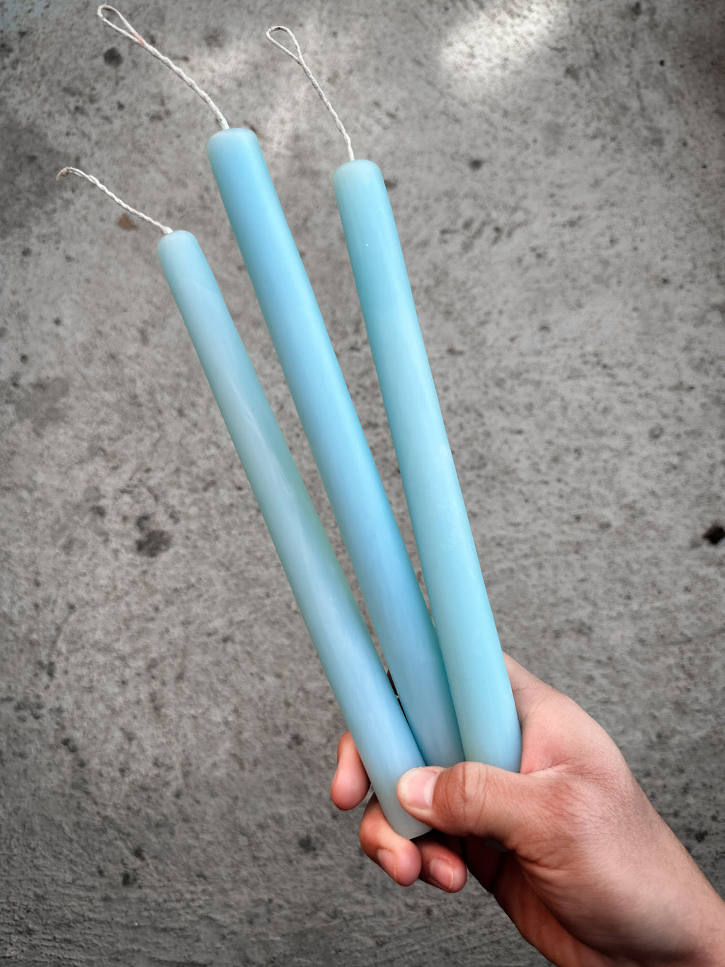 Juego de 3 velas cónicas de cera de abeja Azul Claro