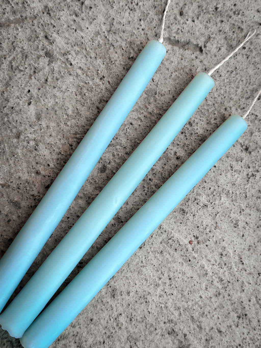 Juego de 3 velas cónicas de cera de abeja Azul Claro