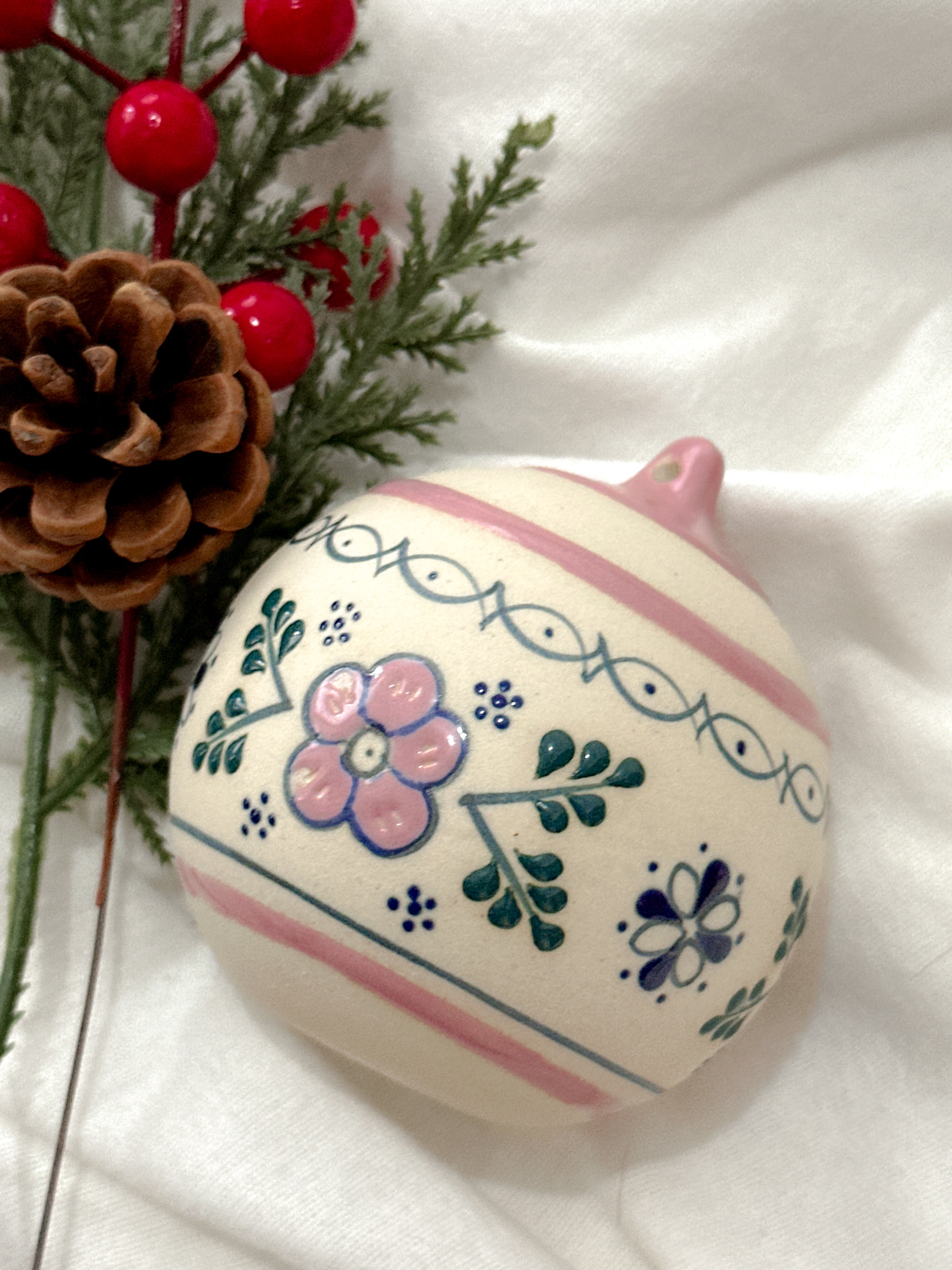"Casa de la Abuela" Esfera de Navidad Rosa PREVENTA (6 a 12 SEMANAS)