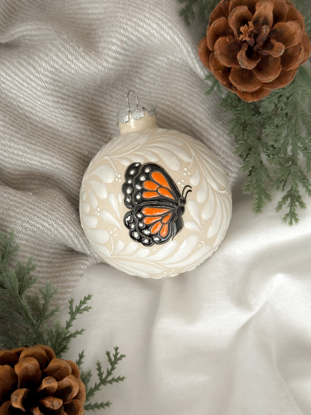 "Mariposa Monarca" Esfera de Navidad PREVENTA (6 a 12 SEMANAS)