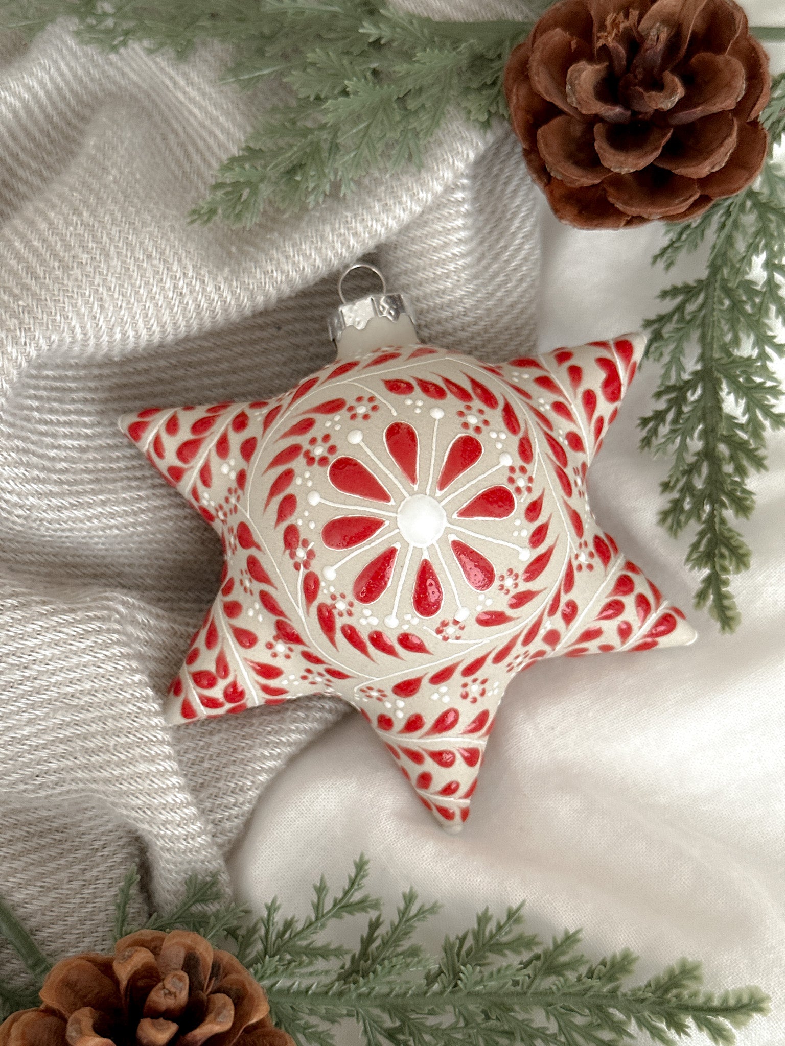 "Piñatas Mexicanas" Esfera de Navidad Roja