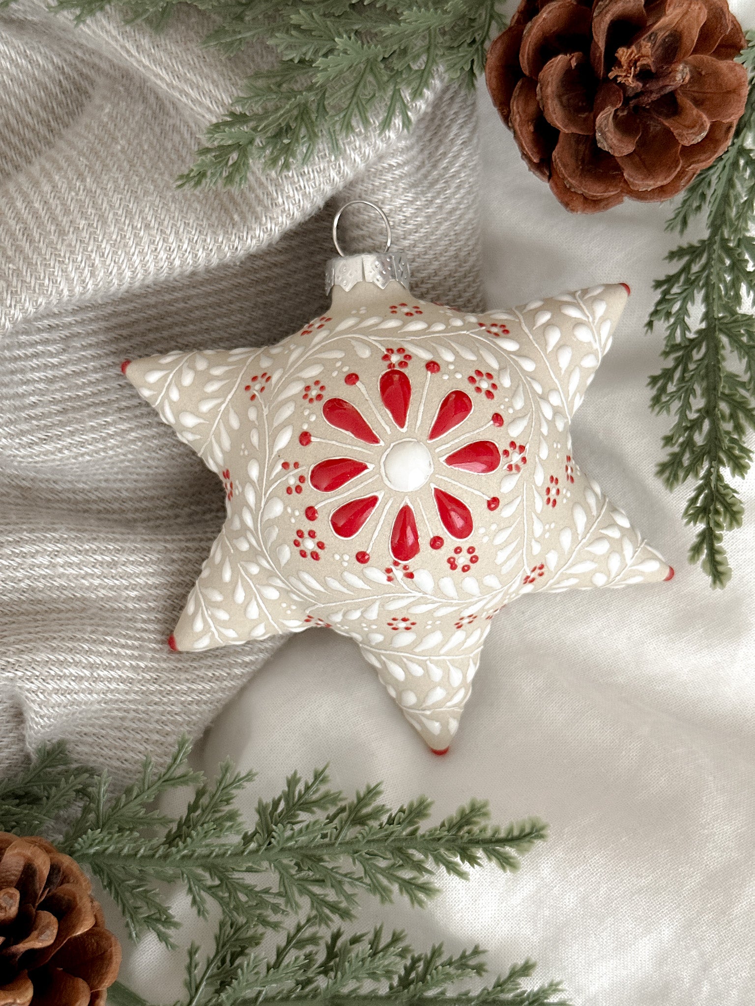 "Piñatas Mexicanas" Esfera de Navidad Blanca