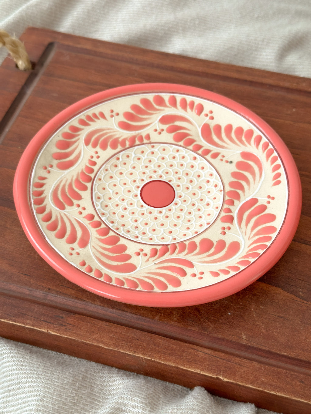 Plato Para Postre Raíces Coral - PREVENTA (6 a 12 SEMANAS)