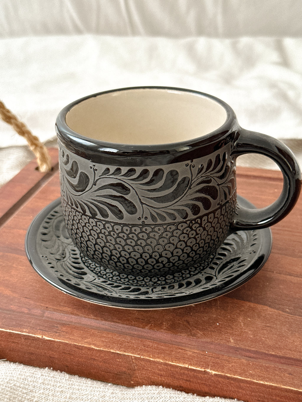Juego de Taza y Plato Raíces Negro - PREVENTA (6 a 12 SEMANAS)
