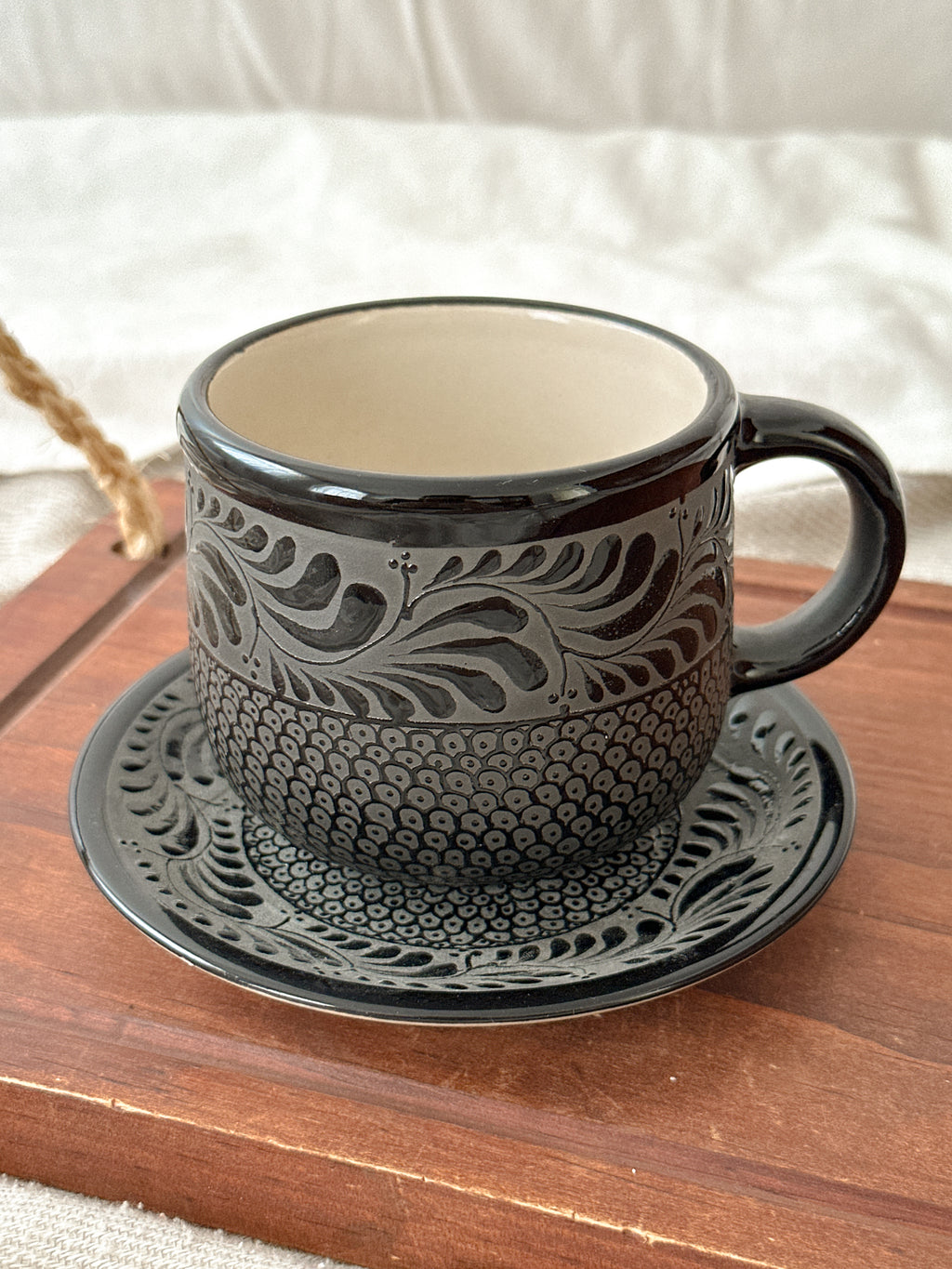 Juego de Taza y Plato Raíces Negro - PREVENTA (6 a 12 SEMANAS)