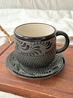 Juego de Taza y Plato Raíces Negro - PREVENTA (6 a 12 SEMANAS)