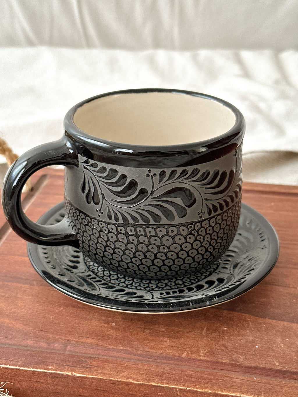Juego de Taza y Plato Raíces Negro - PREVENTA (6 a 12 SEMANAS)