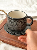 Juego de Taza y Plato Raíces Negro - PREVENTA (6 a 12 SEMANAS)