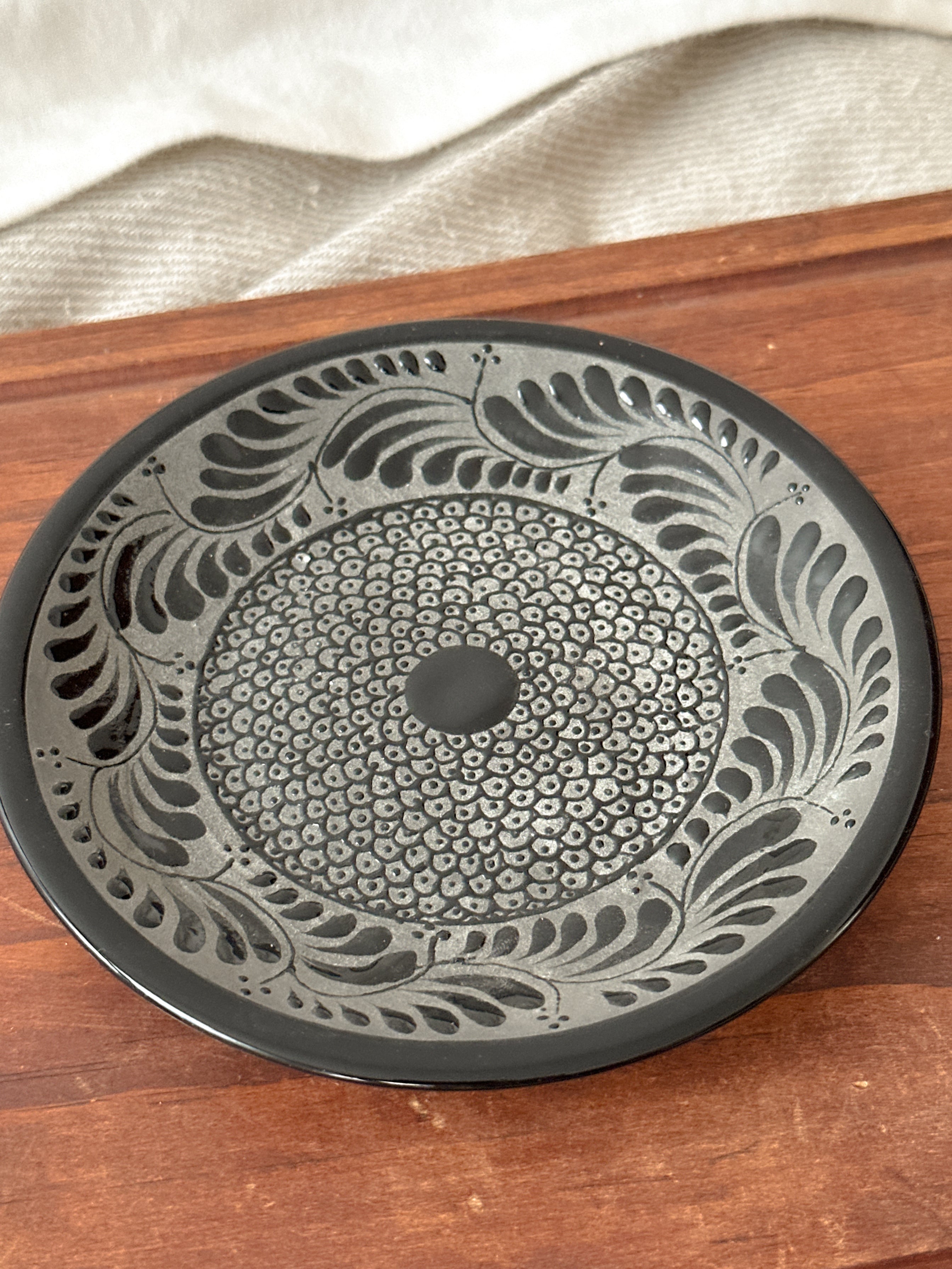 Plato Para Postre Raíces Negro - PREVENTA (6 a 12 SEMANAS)