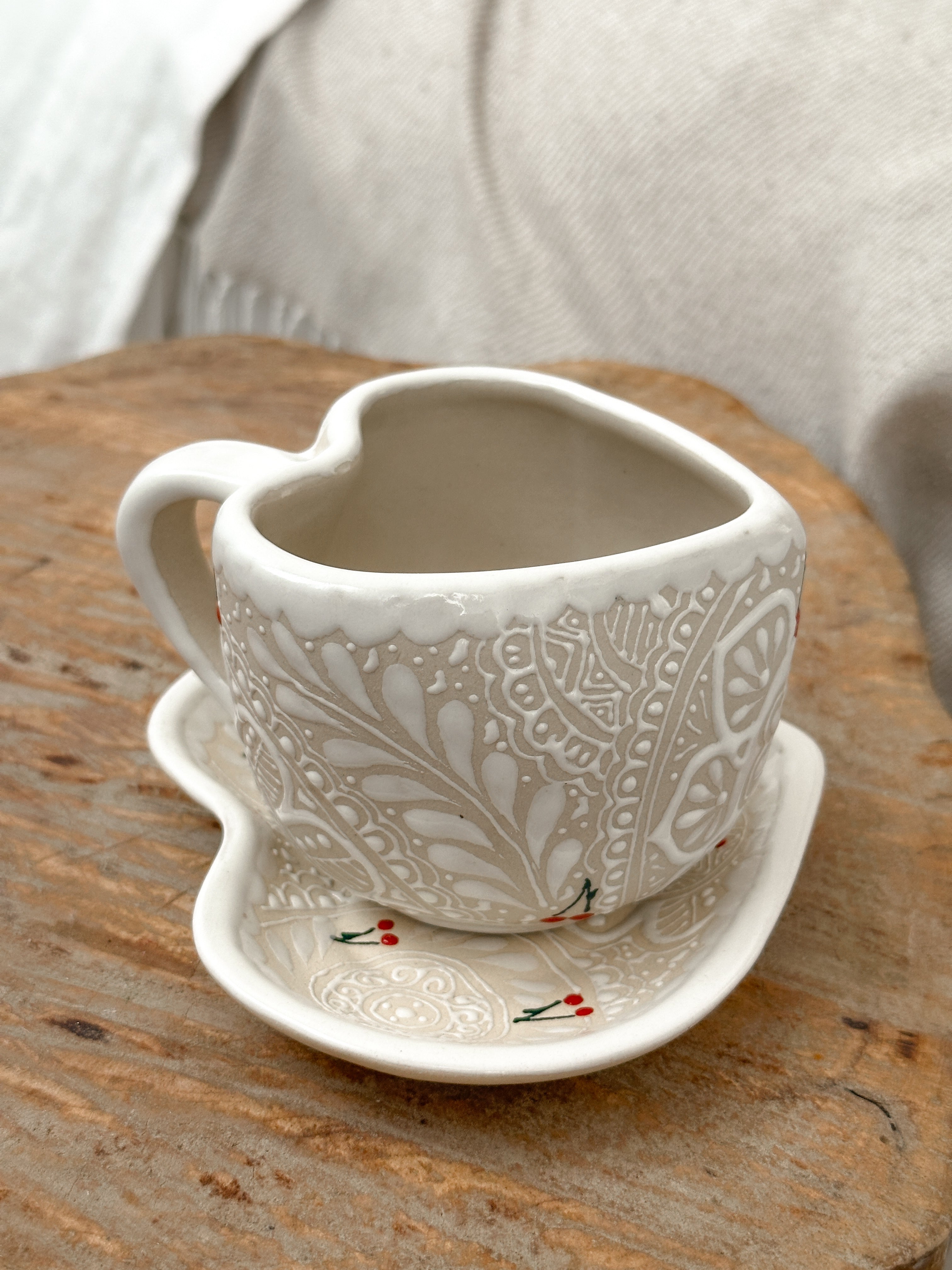 Juego de Taza con Plato Cerezas Corazon - PREVENTA (6 a 12 SEMANAS)