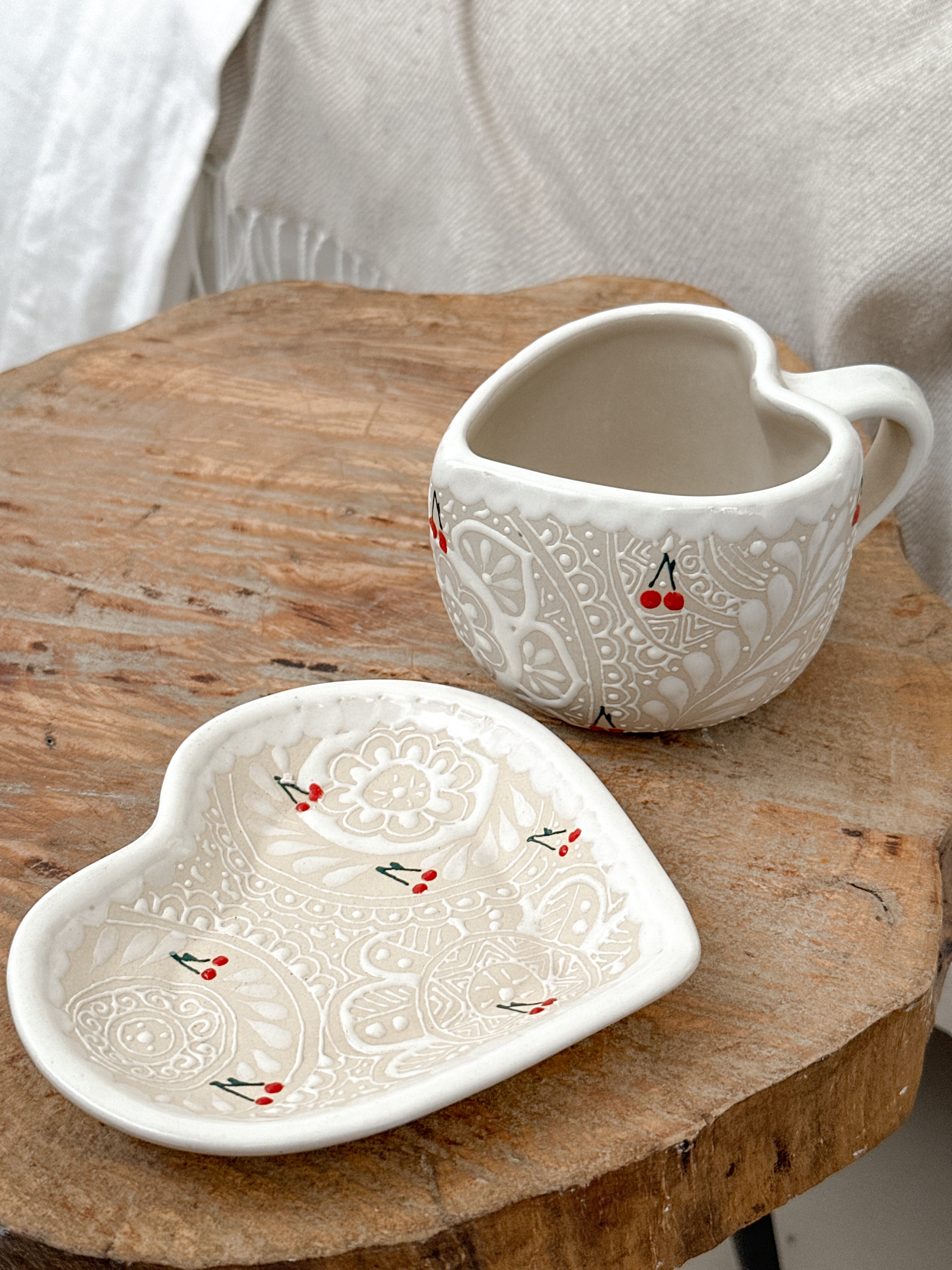 Juego de Taza con Plato Cerezas Corazon - PREVENTA (6 a 12 SEMANAS)