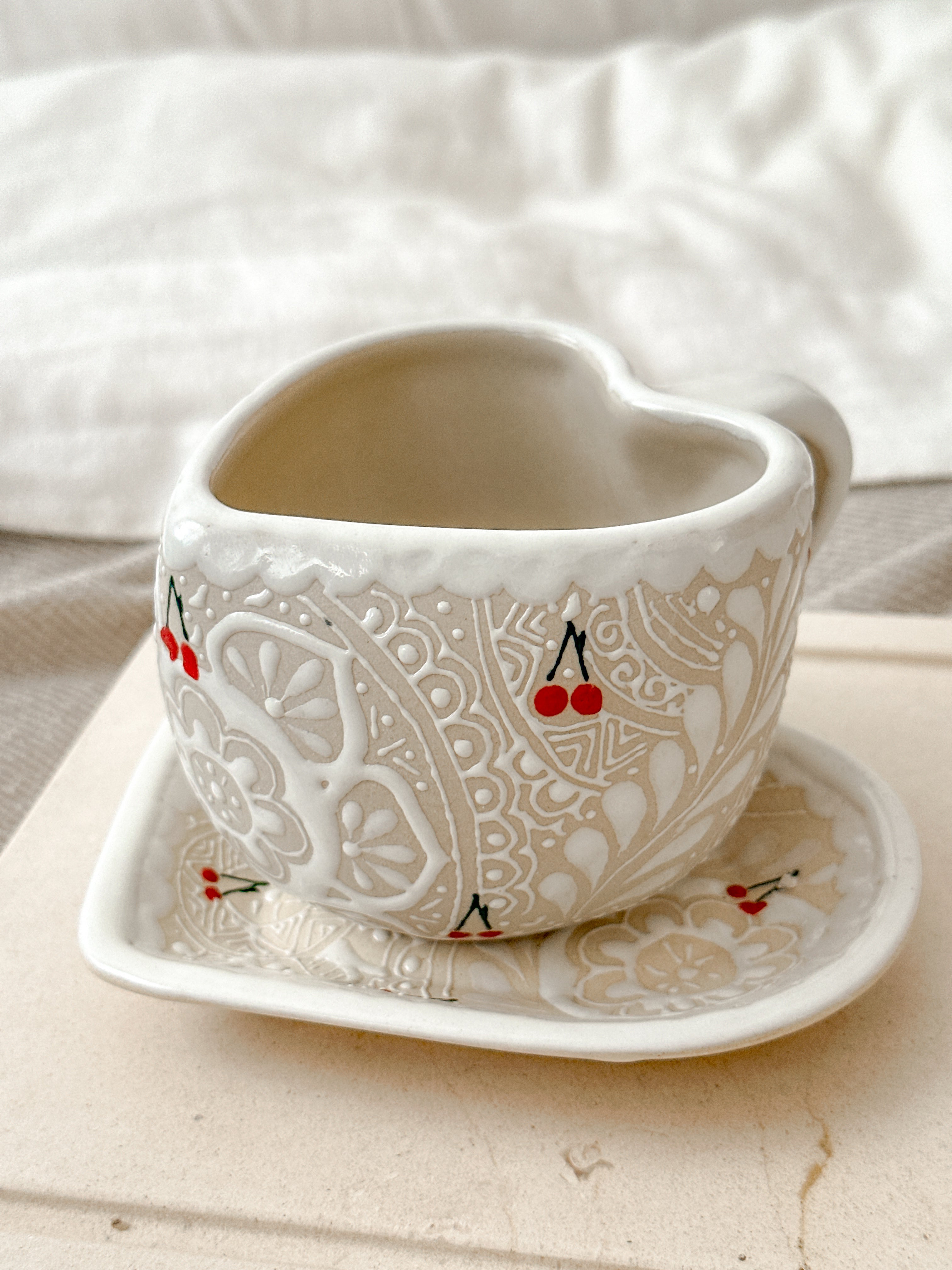 Juego de Taza con Plato Cerezas Corazon - PREVENTA (6 a 12 SEMANAS)